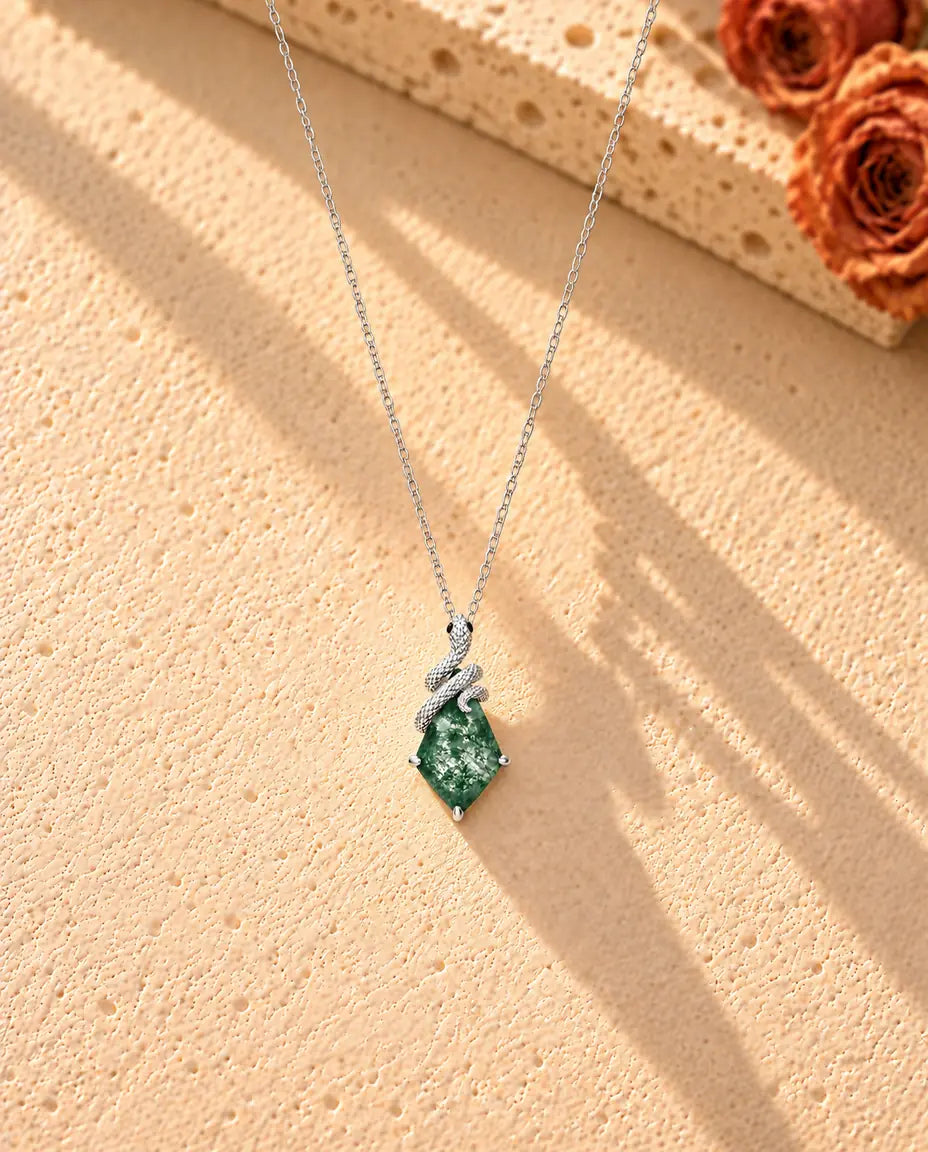 Moss Agate Halsband med Orm i 925 Sterlingsilver - hela halsbandet utlagt i ett långt V på en ljus strukturerad yta