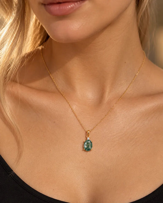 Moss Agate Halsband i Guldpläterat 925 Sterlingsilver - buret av en modell, närbild vid nyckelbenet