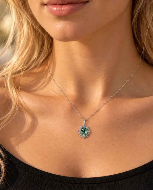 Moss Agate Halsband i Vintagestil i 925 Sterlingsilver - buret av en modell, närbild vid nyckelbenet