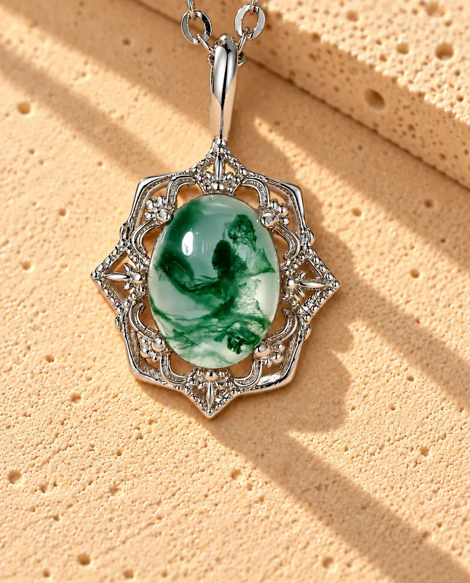 Moss Agate Halsband i Vintagestil i 925 Sterlingsilver - närbild av mossagaten och infattningen