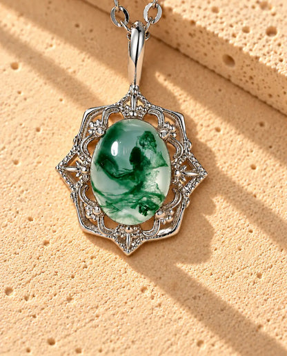 Moss Agate Halsband i Vintagestil i 925 Sterlingsilver - närbild av mossagaten och infattningen