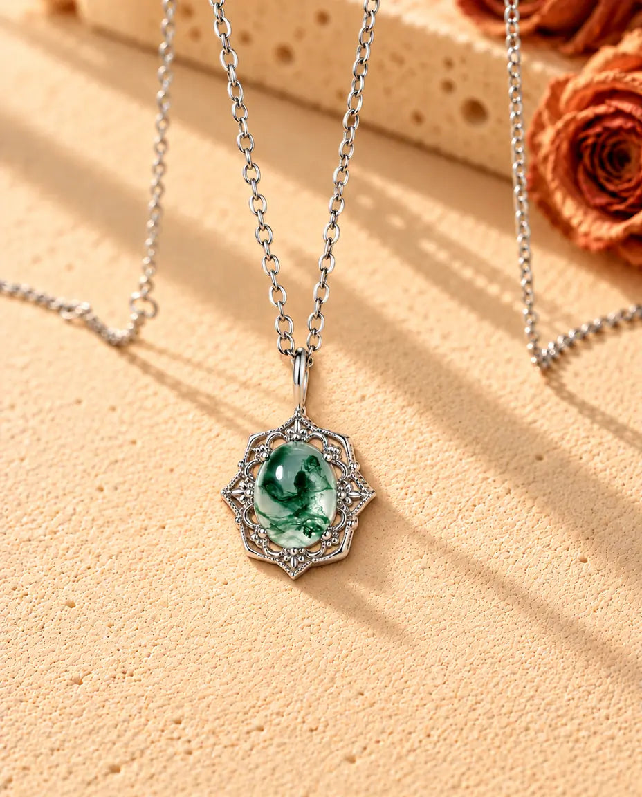 Moss Agate Halsband i Vintagestil i 925 Sterlingsilver - fotograferat snett på en ljus strukturerad yta