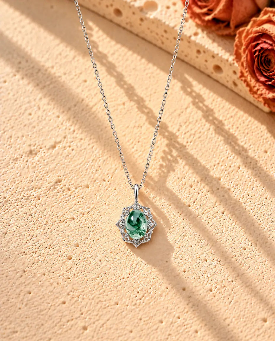 Moss Agate Halsband i Vintagestil i 925 Sterlingsilver - hela halsbandet utlagt i ett långt V på en ljus strukturerad yta