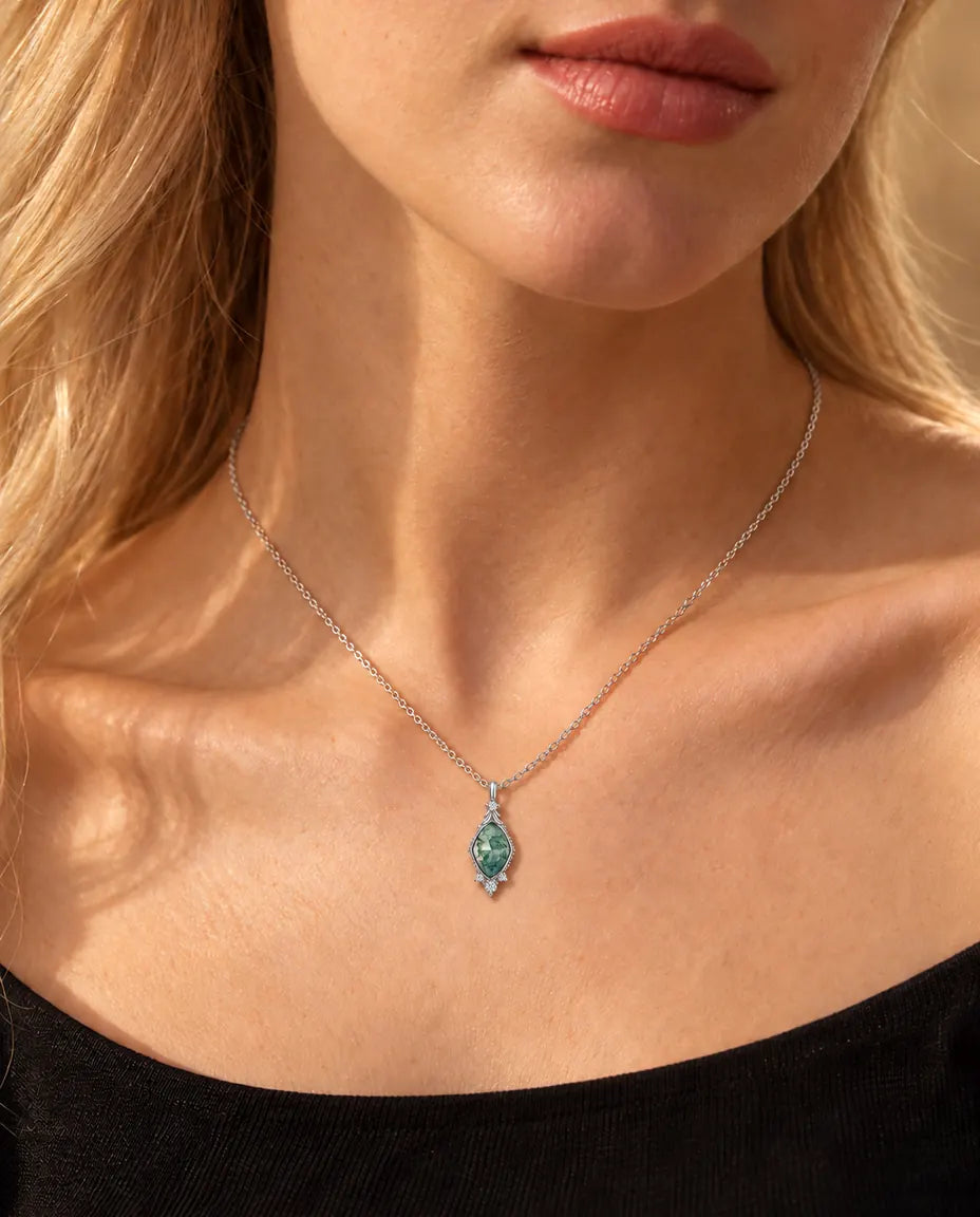 Moss Agate Halsband med Romb i 925 Sterlingsilver - buret av en modell, närbild vid nyckelbenet