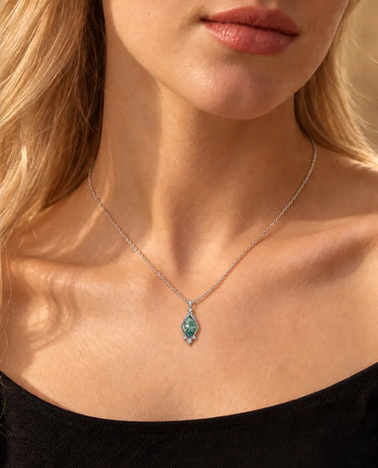 Moss Agate Halsband med Romb i 925 Sterlingsilver - buret av en modell, närbild vid nyckelbenet