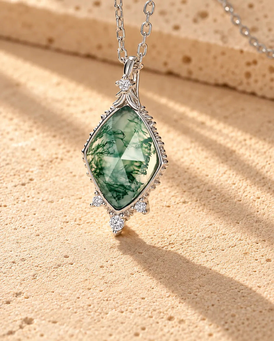 Moss Agate Halsband med Romb i 925 Sterlingsilver - närbild av mossagaten och infattningen