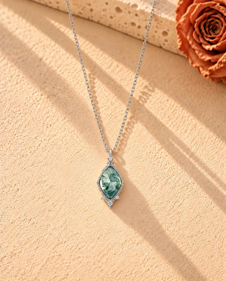 Moss Agate Halsband med Romb i 925 Sterlingsilver - hela halsbandet utlagt i ett långt V på en ljus strukturerad yta