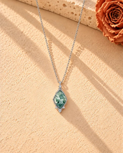 Moss Agate Halsband med Romb i 925 Sterlingsilver - hela halsbandet utlagt i ett långt V på en ljus strukturerad yta