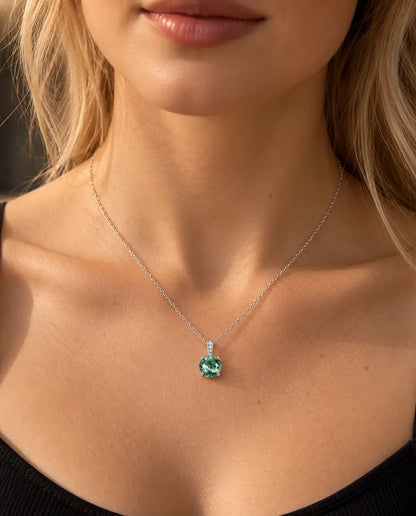 Moss Agate Halsband med Rund Solitär i 925 Sterlingsilver - buret av en modell, närbild vid nyckelbenet
