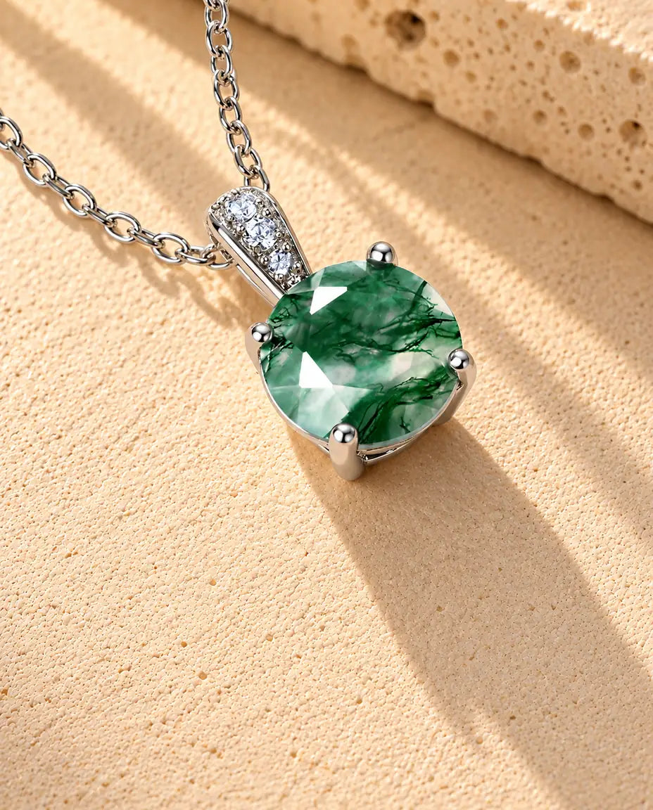 Moss Agate Halsband med Rund Solitär i 925 Sterlingsilver - närbild av mossagaten och infattningen