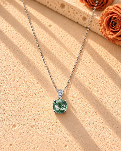 Moss Agate Halsband med Rund Solitär i 925 Sterlingsilver - hela halsbandet utlagt i ett långt V på en ljus strukturerad yta