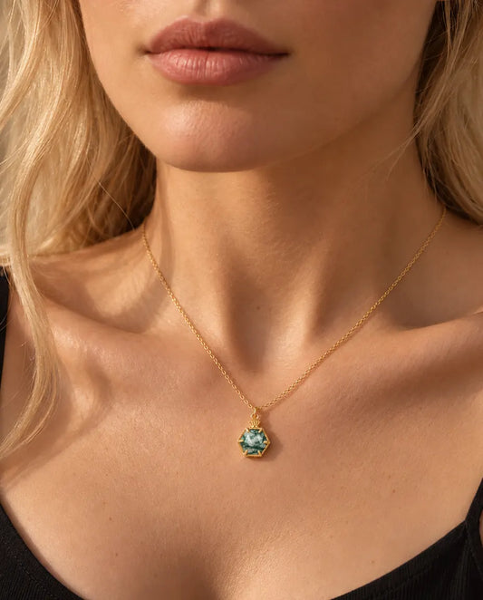 Moss Agate Halsband med Sexkantig Sten i Guldpläterat 925 Sterlingsilver - buret av en modell, närbild vid nyckelbenet