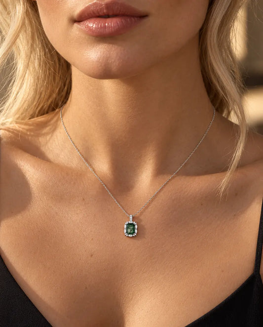 Moss Agate Halsband med Smaragdslipad Sten i 925 Sterlingsilver - buret av en modell, närbild vid nyckelbenet