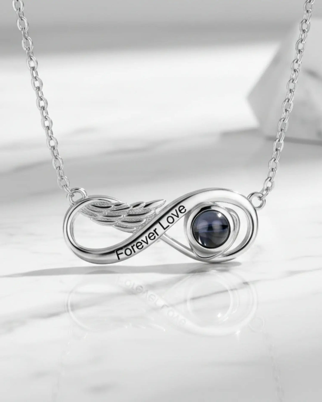 Halsband med Bild Inuti – Oändlighetstecken med Vinge och Gravyr, Present till Henne
