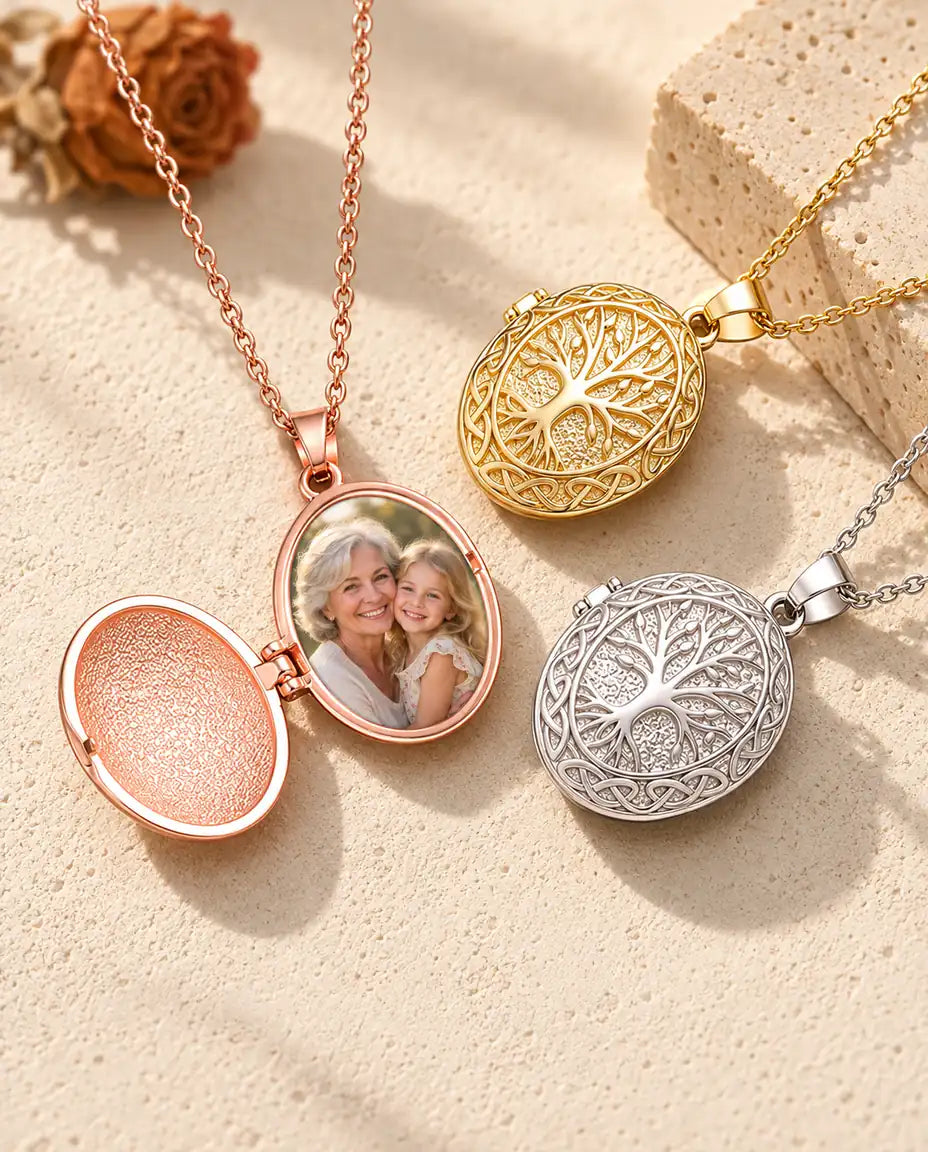 Öppnad roséguldfärgad medaljong med en bild på mormor och barnbarn, bredvid en stängd guldfärgad och en silverfärgad