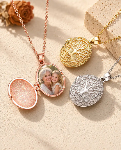Öppnad roséguldfärgad medaljong med en bild på mormor och barnbarn, bredvid en stängd guldfärgad och en silverfärgad