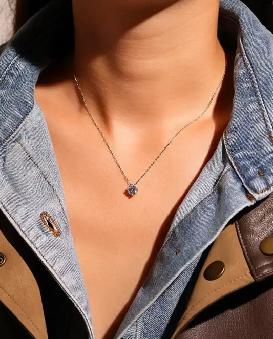 Moissanite Halsband 1 ct i 925 Sterlingsilver - buret av en modell, närbild vid nyckelbenet