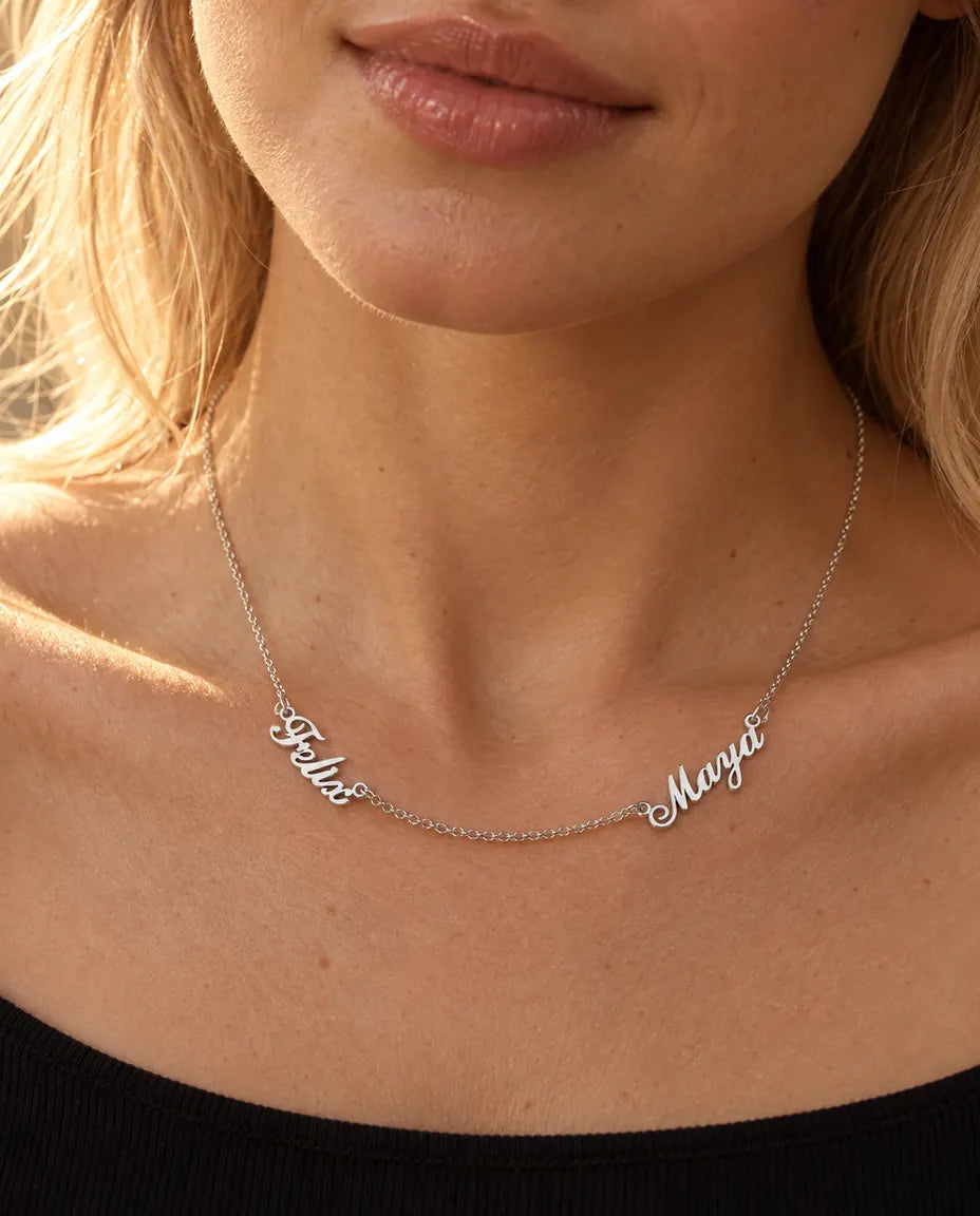 Halsband med Två Namn i 925 Sterling Silver - buren av en modell