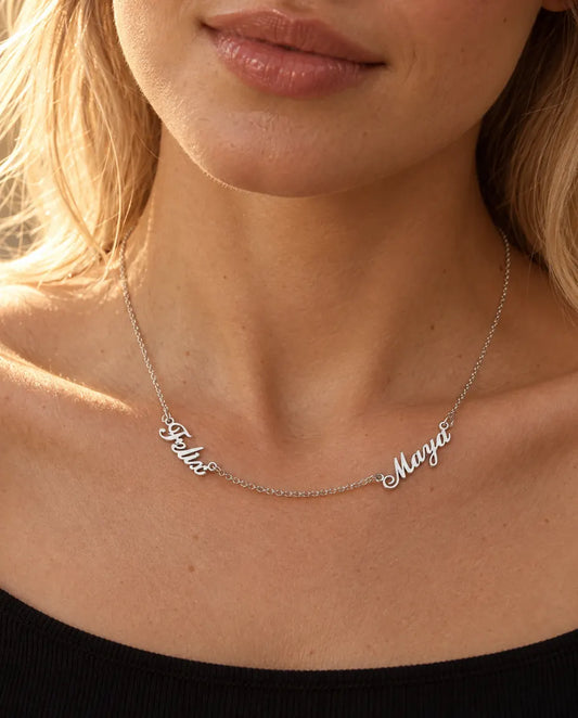 Halsband med Två Namn i 925 Sterling Silver - buren av en modell