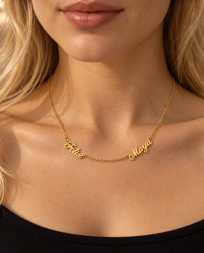 Halsband med Två Namn i 925 Sterling Silver - i guld, buret av en modell