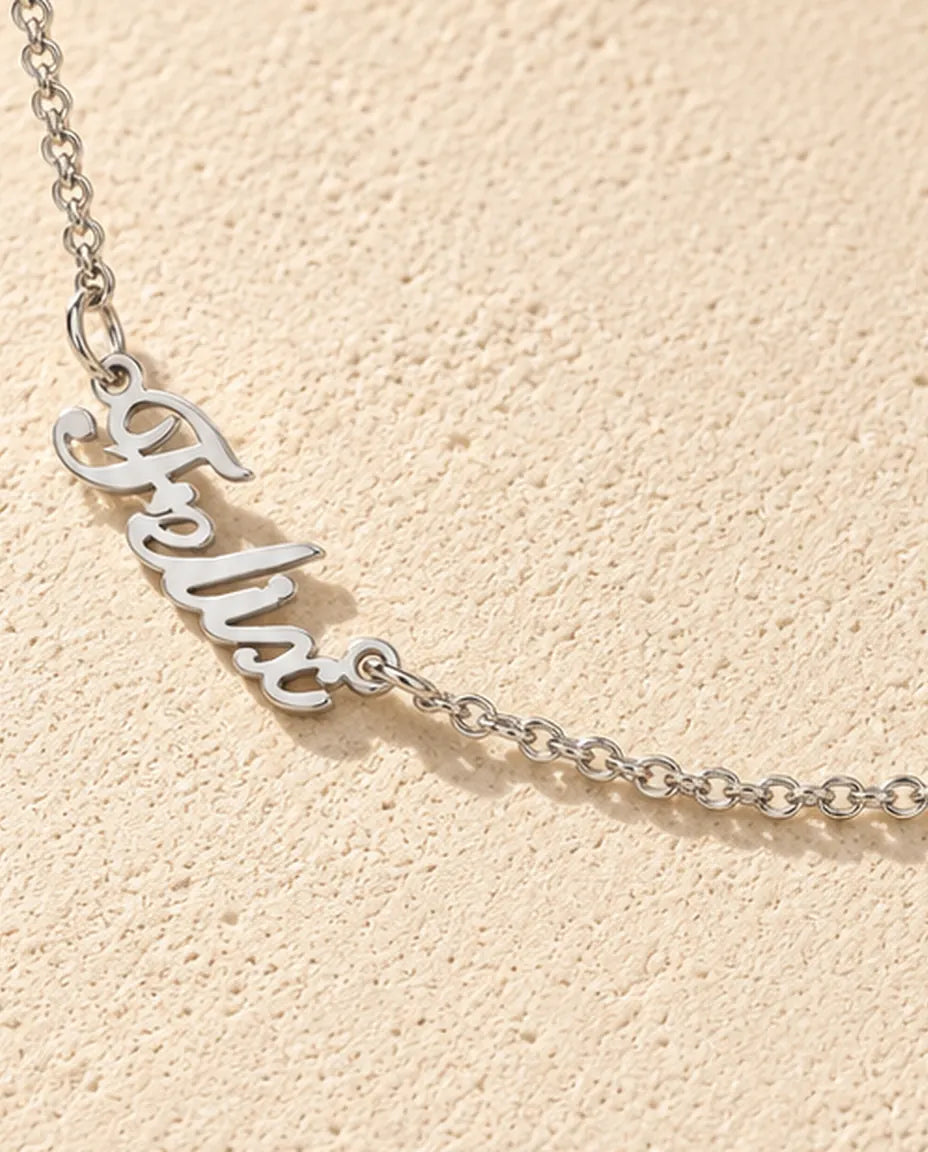 Halsband med Två Namn i 925 Sterling Silver - närbild av det utsågade namnet