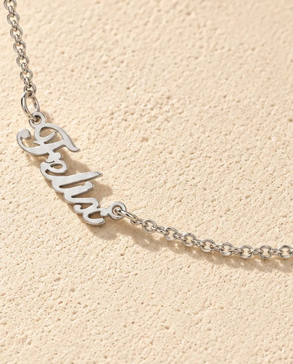 Halsband med Två Namn i 925 Sterling Silver - närbild av det utsågade namnet