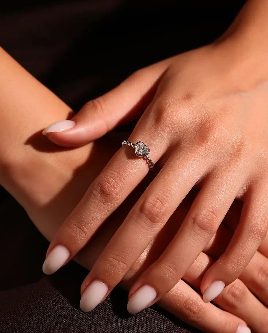 Moissanite Ring med Hjärta i 925 Sterlingsilver - buren på en modells hand