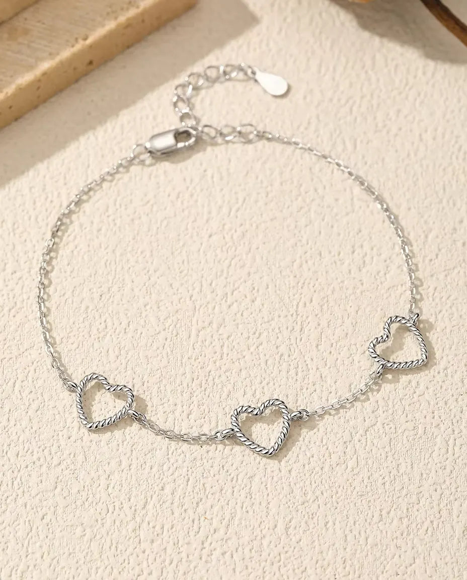 Armband med hjärtan - tre öppna hjärtan på 8 mm i tvinnat silver på fin ankarkedja i 925 sterlingsilver, 16 + 3 cm