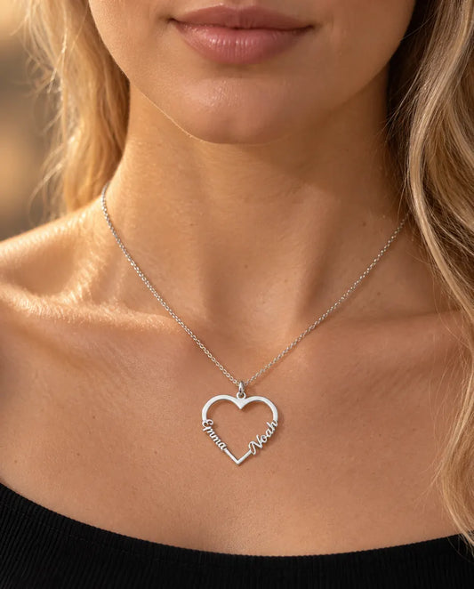 Hjärthalsband med Två Namn i 925 Sterling Silver - buren av en modell