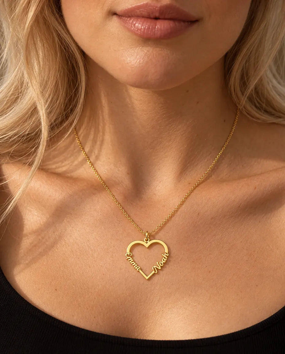 Hjärthalsband med Två Namn i 925 Sterling Silver - i guld, buret av en modell