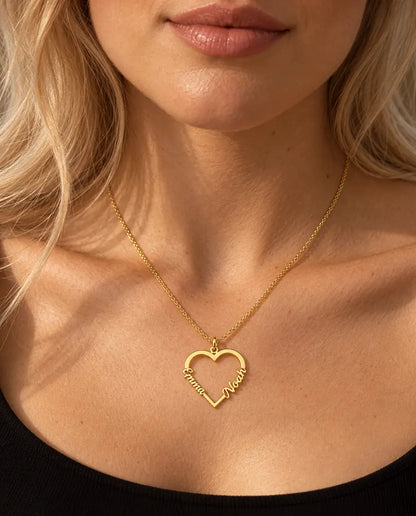 Hjärthalsband med Två Namn i 925 Sterling Silver - i guld, buret av en modell