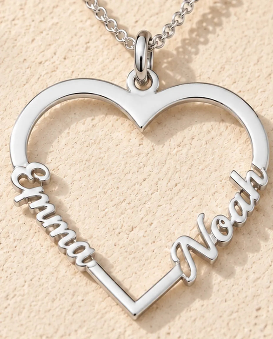 Hjärthalsband med Två Namn i 925 Sterling Silver - närbild av det utsågade namnet