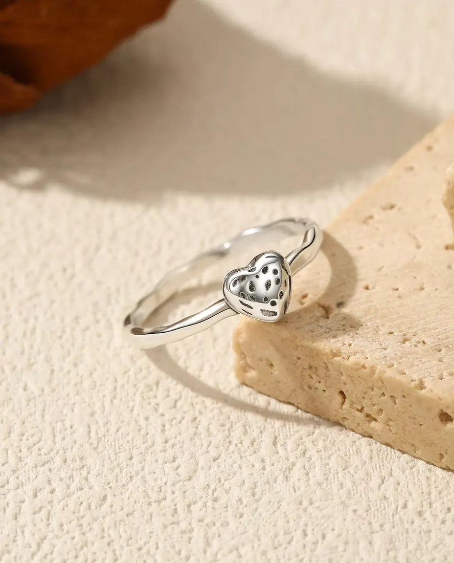 Hjärtring med textur - kupat hjärta på 6 mm med punktmönster på smal skena, massivt 925 silver, storlek US 5-9