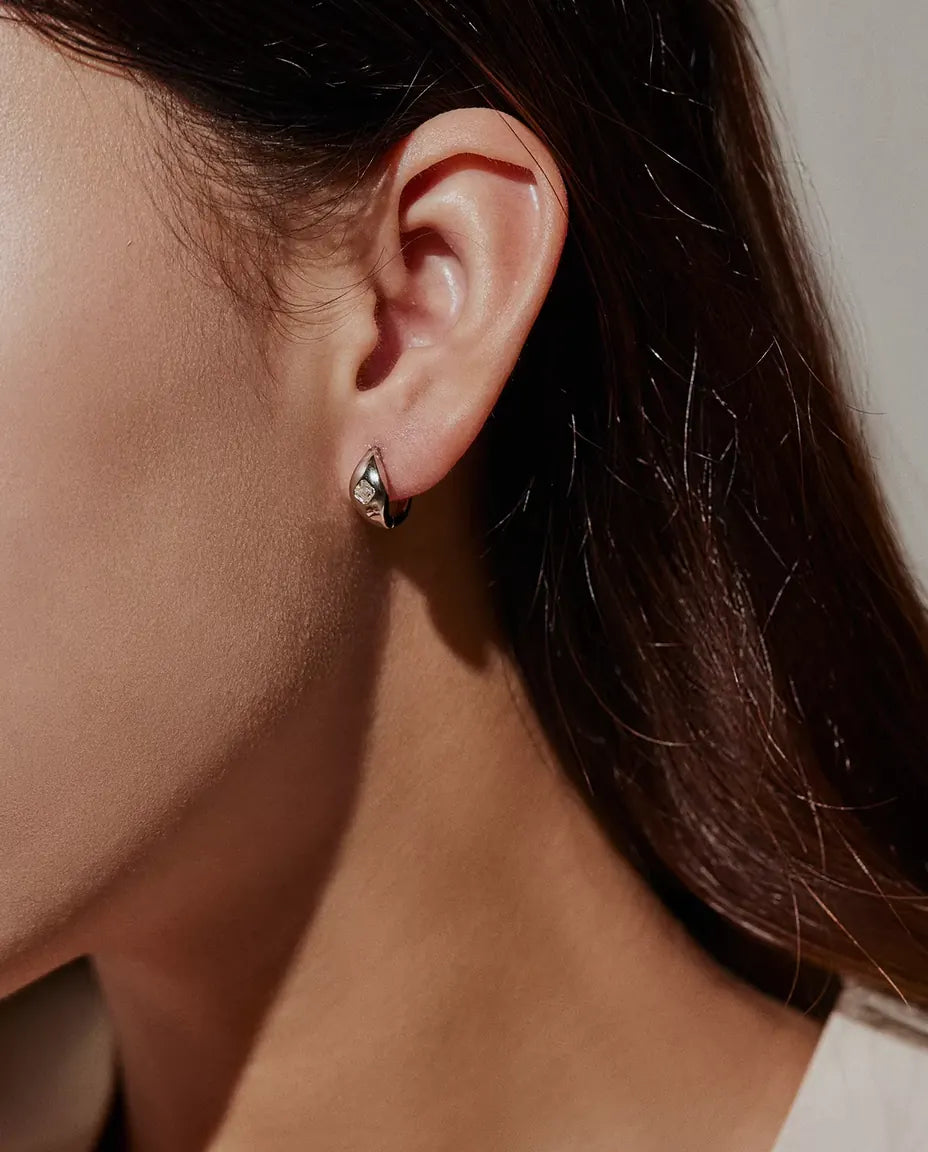 Moissanite Örhängen i 925 Sterlingsilver - burna i en modells öra, i profil