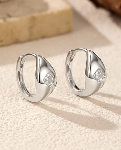 Moissanite Örhängen i 925 Sterlingsilver - närbild av den Asscherslipade moissaniten i den polerade kupolen