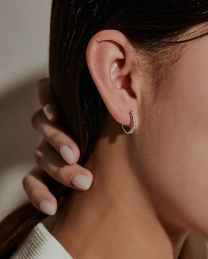 Moissanite Örhängen i 925 Sterlingsilver - burna i en modells öra, handen håller undan håret