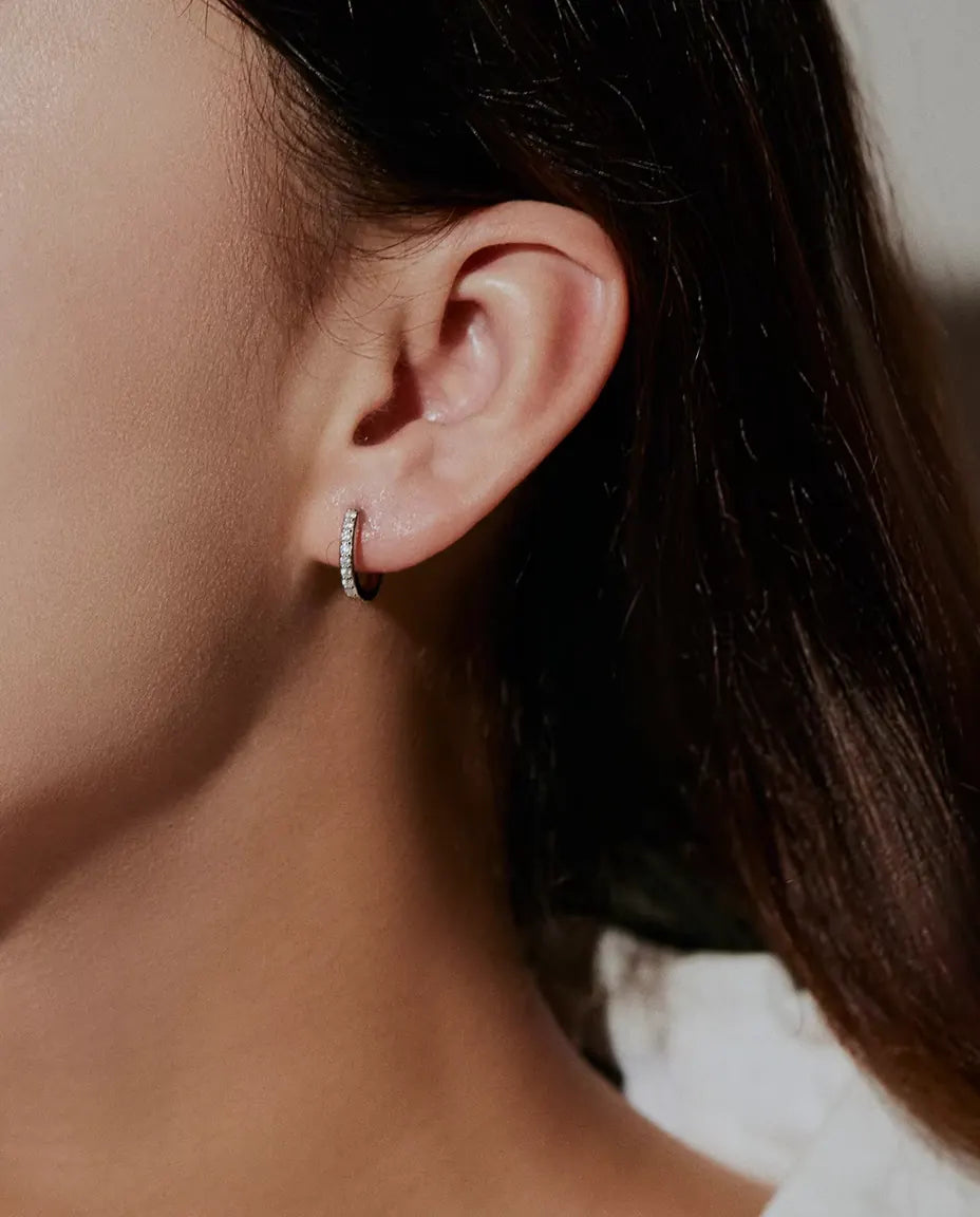 Moissanite Örhängen i 925 Sterlingsilver - burna i en modells öra, i profil