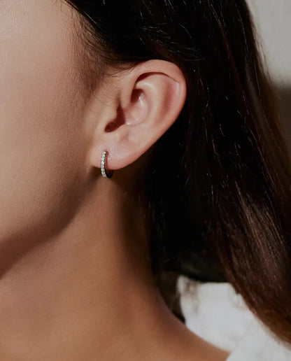 Moissanite Örhängen i 925 Sterlingsilver - burna i en modells öra, i profil