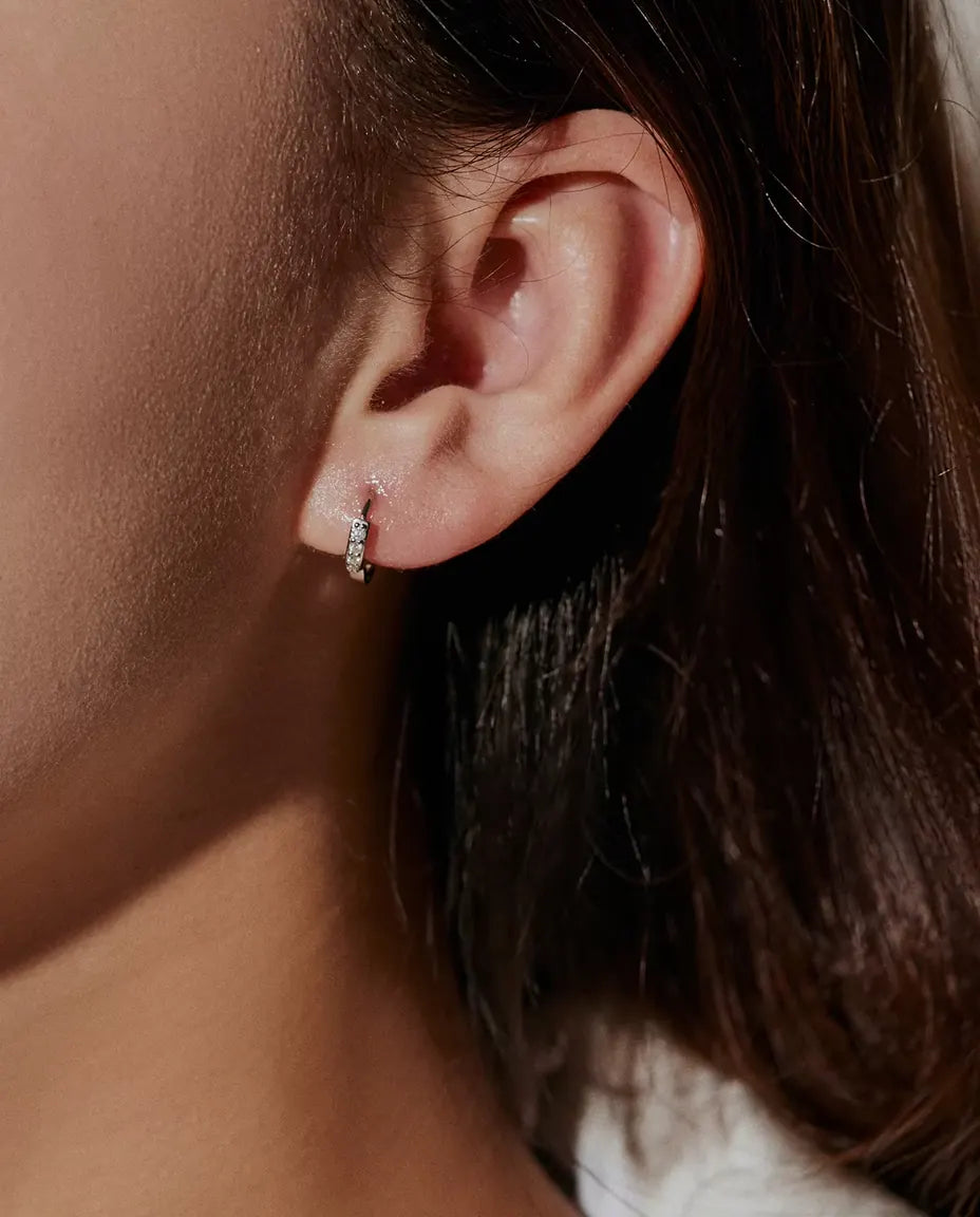 Moissanite Örhängen i 925 Sterlingsilver - burna i en modells öra, närbild