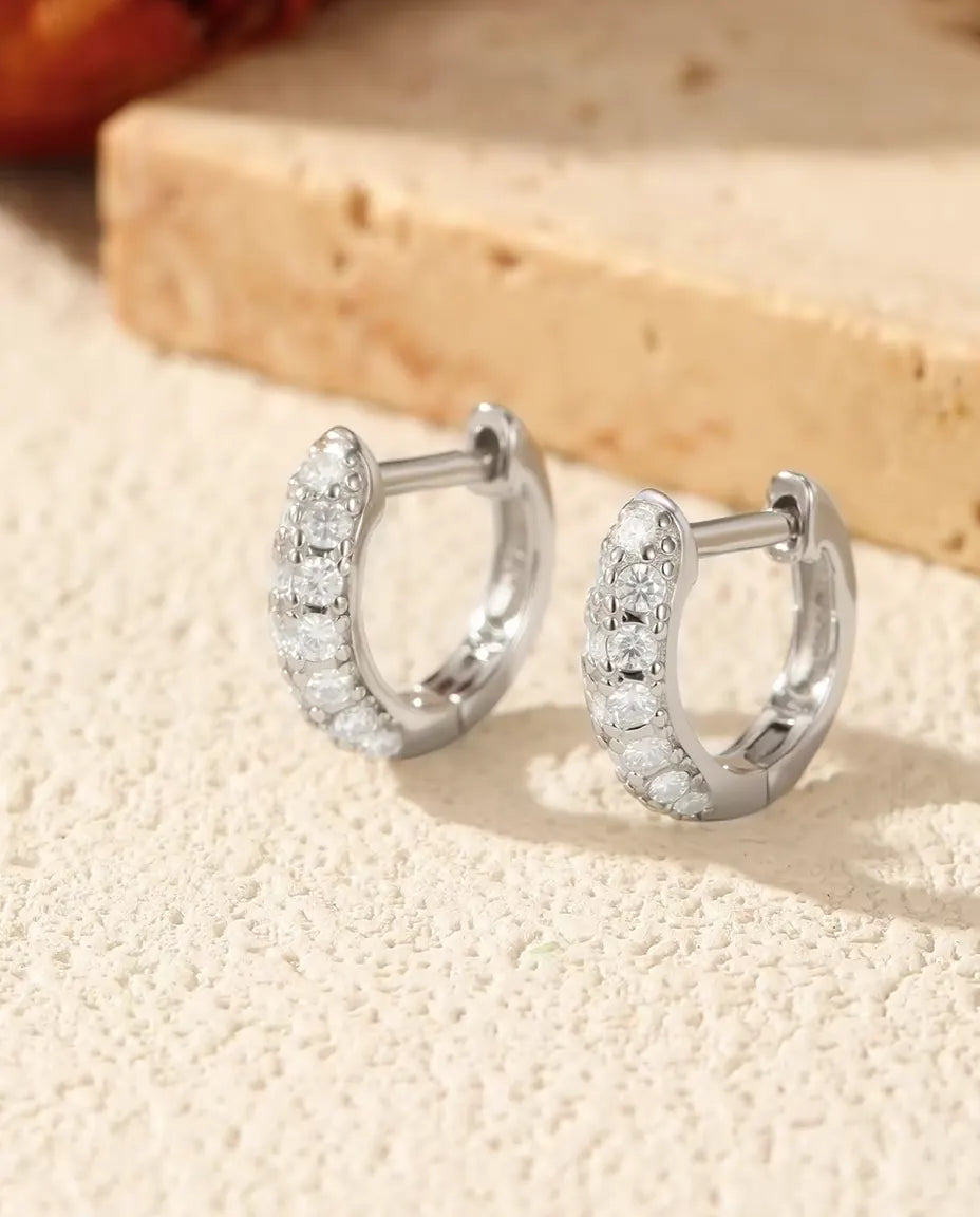 Huggie Örhängen med Moissanite - 11 mm med pavé av 26 stenar i färg D, 925 sterling silver