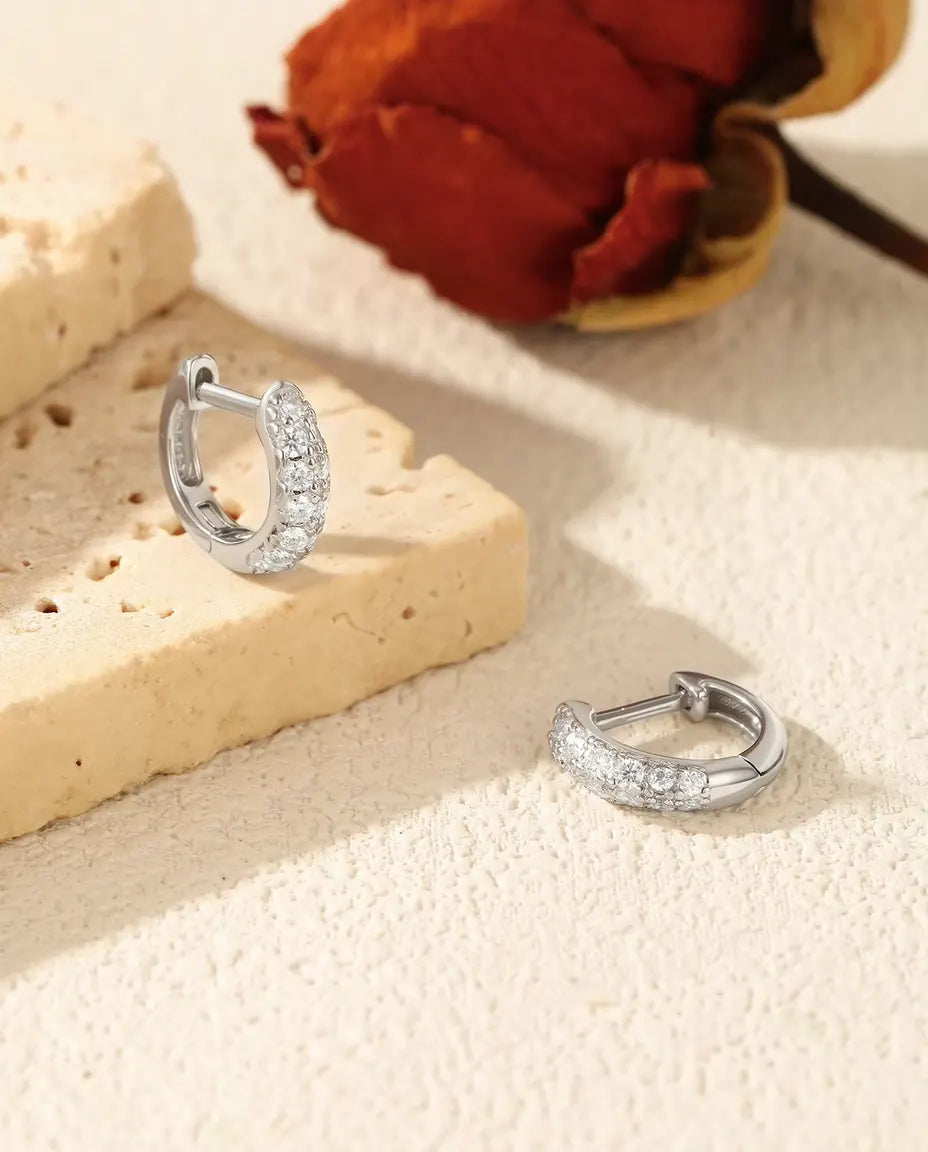 Huggie Örhängen med Moissanite - 11 mm med pavé av 26 stenar i färg D, 925 sterling silver