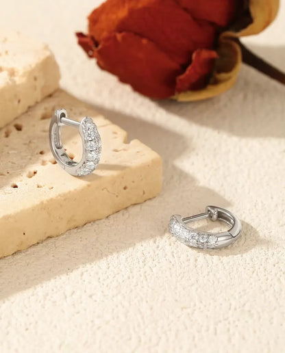 Huggie Örhängen med Moissanite - 11 mm med pavé av 26 stenar i färg D, 925 sterling silver