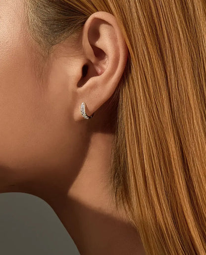 Huggie Örhängen med Moissanite - 11 mm med pavé av 26 stenar i färg D, 925 sterling silver