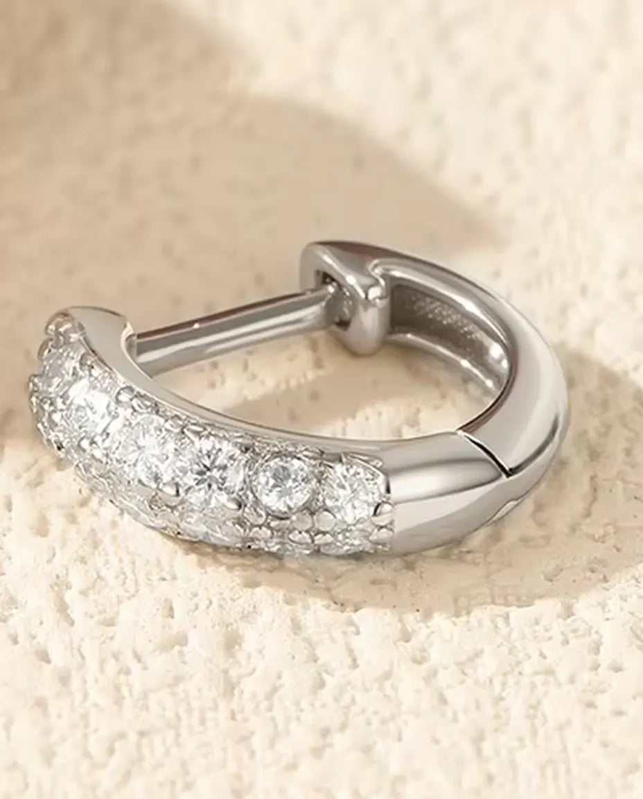 Huggie Örhängen med Moissanite - 11 mm med pavé av 26 stenar i färg D, 925 sterling silver