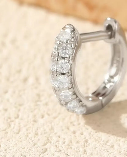 Huggie Örhängen med Moissanite - 11 mm med pavé av 26 stenar i färg D, 925 sterling silver