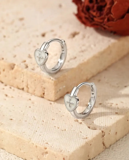 Huggies med Hjärta och Kors - pärlvitt hjärta 5,5 x 6 mm på ringar om 12,5 mm i sterlingsilver 925, 2,20 g