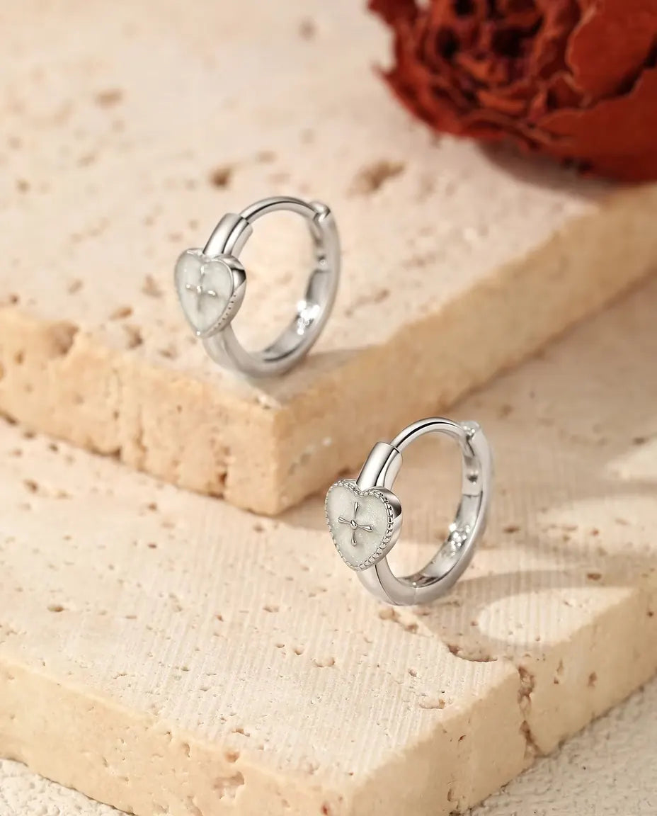 Huggies med Hjärta och Kors - pärlvitt hjärta 5,5 x 6 mm på ringar om 12,5 mm i sterlingsilver 925, 2,20 g