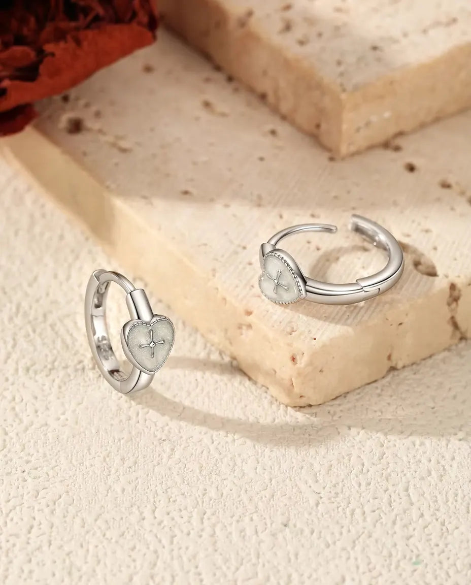 Huggies med Hjärta och Kors - pärlvitt hjärta 5,5 x 6 mm på ringar om 12,5 mm i sterlingsilver 925, 2,20 g