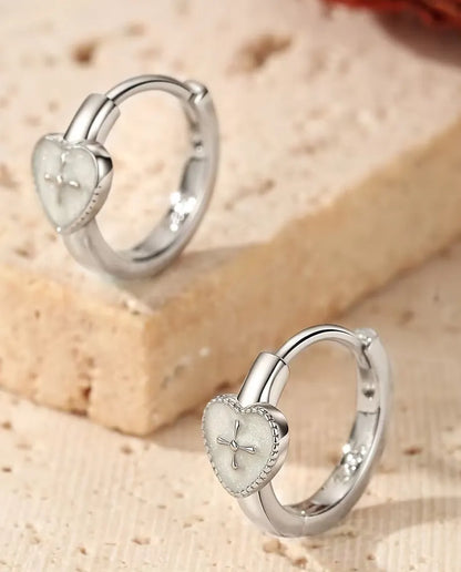 Huggies med Hjärta och Kors - pärlvitt hjärta 5,5 x 6 mm på ringar om 12,5 mm i sterlingsilver 925, 2,20 g
