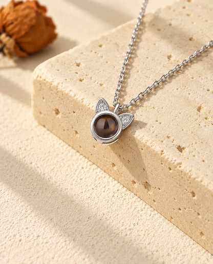 Silverfärgat halsband med kattöron i zirkonia och projektionssten med bild inuti